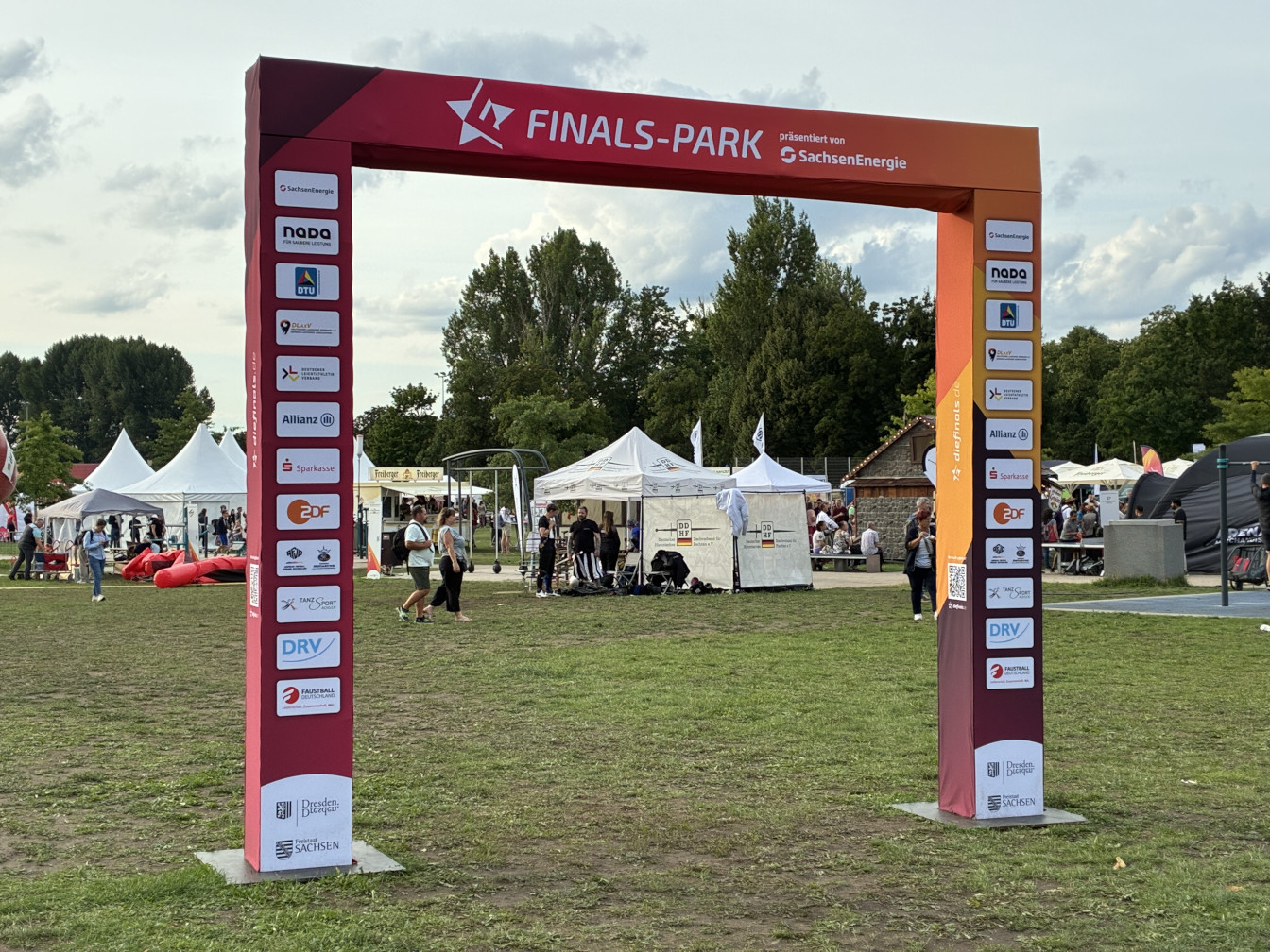 Blick durch den Eingang zum Finals-Park am Abend